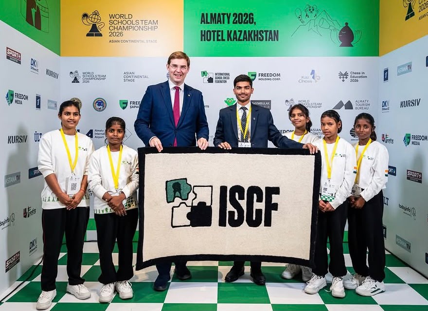 ISCF President Timur Turlov Receives Bhadohi’s Carpet-Crafted ISCF Logo
